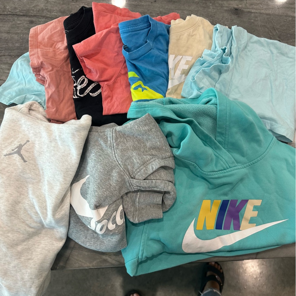 Last day listing: LOT (9 items) Girls Youth Med kids Hoodies and Tee shirts